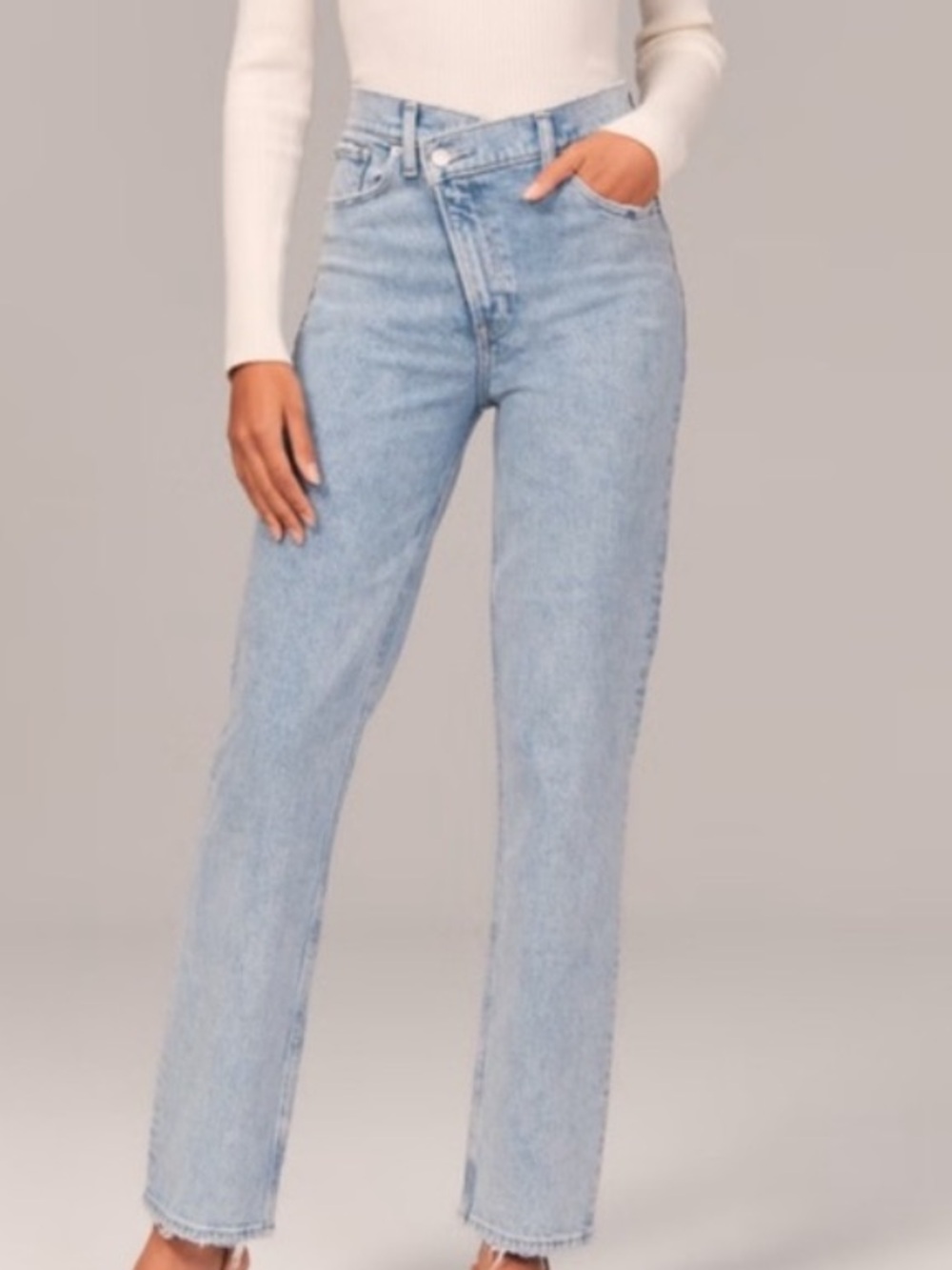 Abercrombie & Fitch - The 90s High-Rise Crisscross Waist Straight Jeans